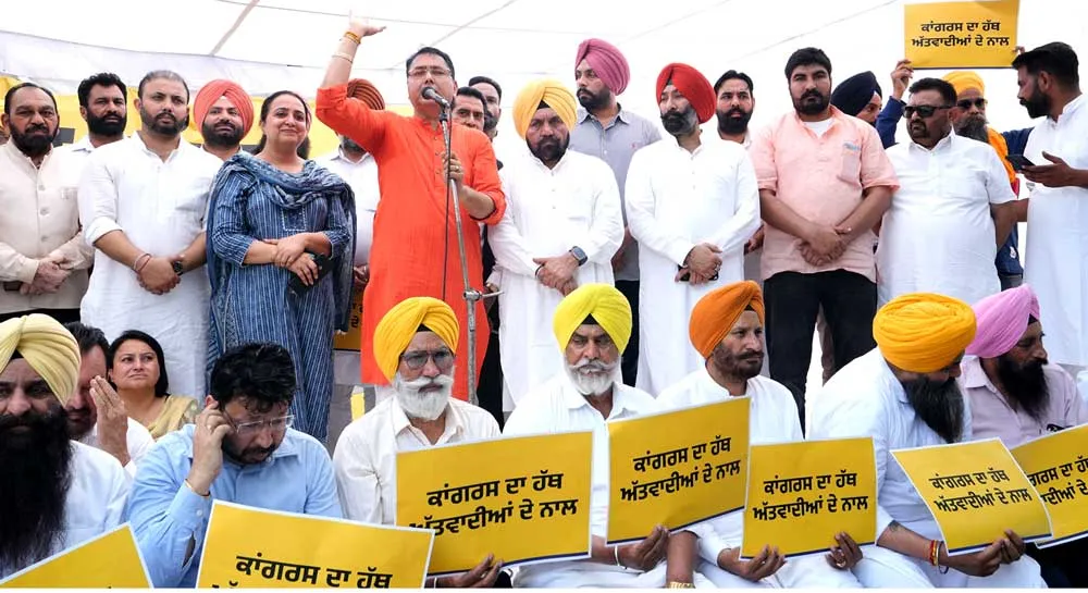 Mohali News: ਪ੍ਰਤਾਪ ਬਾਜਵਾ ਖਿਲਾਫ ’ਆਪ’ ਦਾ ਹੱਲਾ-ਬੋਲ! ਹਜ਼ਾਰਾਂ ਵਲੰਟੀਅਰਾਂ ਨੇ ਕੀਤਾ ਜ਼ੋਰਦਾਰ ਪ੍ਰਦਰਸ਼ਨ