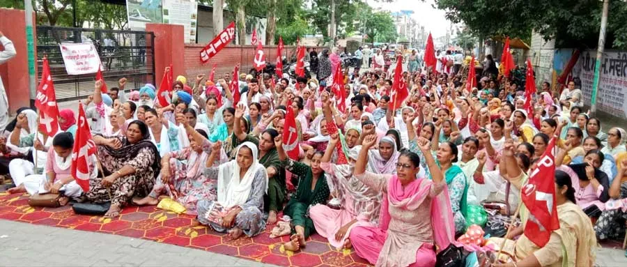 Malerkotla Protest News: ਟਰੇਡ ਯੂਨੀਅਨਾਂ ਵੱਲੋਂ ਡੀਸੀ ਮਲੇਰਕੋਟਲਾ ਅੱਗੇ ਰੋਸ ਪ੍ਰਦਰਸ਼ਨ