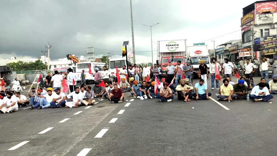 Vocational Teachers Protest: ਵੋਕੇਸ਼ਨਲ ਅਧਿਆਪਕਾਂ ਵੱਲੋਂ ਕੌਮੀ ਮਾਰਗ ’ਤੇ ਕਈ ਘੰਟੇ ਰੋਡ ਜਾਮ ਕਰਕੇ ਪ੍ਰਦਰਸ਼ਨ