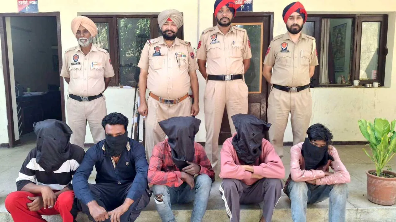 Robbery Gang: ਲੁੱਟ-ਖੋਹ ਕਰਨ ਵਾਲੇ ਗਿਰੋਹ ਦੇ 5 ਵਿਅਕਤੀਆਂ ਨੂੰ ਤੇਜ਼ਧਾਰ ਹਥਿਆਰਾਂ ਸਮੇਤ ਕੀਤਾ ਕਾਬੂ
