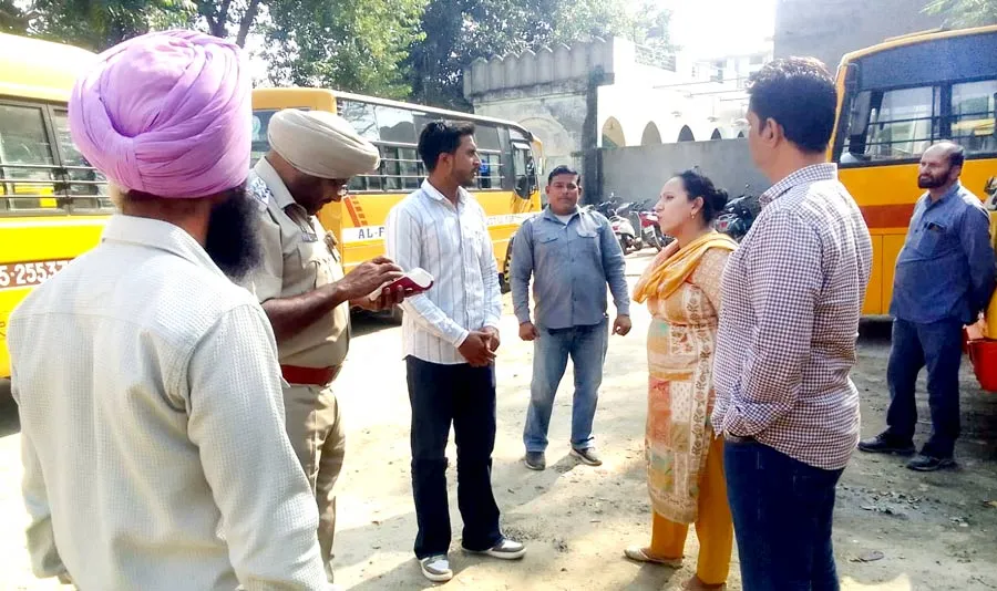 Traffic Rules: ਨਿਯਮਾਂ ਦੀ ਉਲੰਘਣਾ ਕਰਨ ਵਾਲੀਆਂ ਬੱਸਾਂ ਦੇ ਕੀਤੇ ਚਲਾਨ
