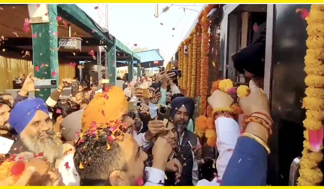 Vande Bharat Welcome Faridkot: ਫਰੀਦਕੋਟ ਰੇਲਵੇ ਸਟੇਸ਼ਨ ‘ਤੇ ਵੰਦੇ ਭਾਰਤ ਐਕਸਪ੍ਰੈਸ ਦਾ ਭਰਵਾਂ ਸਵਾਗਤ
