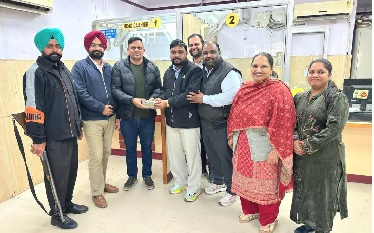 Honesty: ਬੈਂਕ ਸਟਾਫ ਨੇ ਦਿਖਾਈ ਇਮਾਨਦਾਰੀ, ਦੋ ਲੱਖ ਅਸਲ ਮਾਲਿਕ ਨੂੰ ਸੌਂਪਿਆ