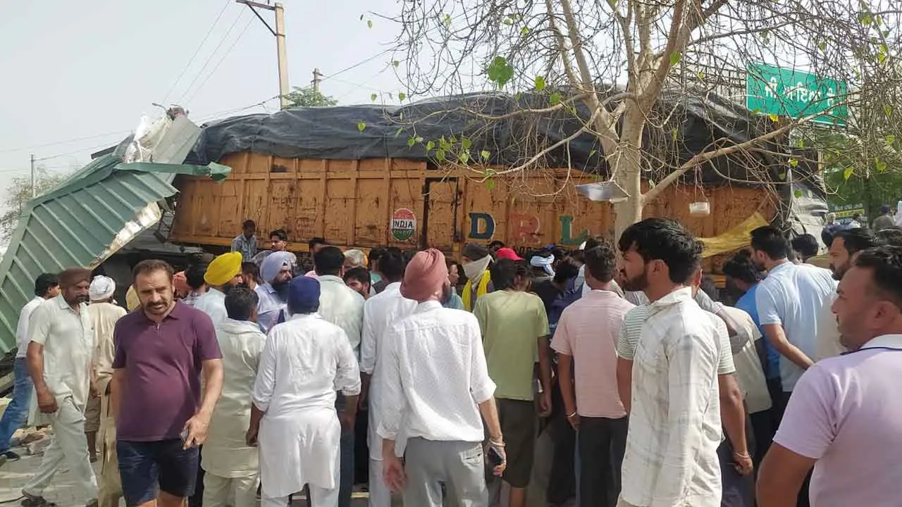 Malout News: ਲੇਬਰ ਚੌਂਕ 'ਚ ਬੇਕਾਬੂ ਟਰੱਕ ਨੇ ਦੋ ਨੂੰ ਦਰੜਿਆ, ਇਕ ਗੰਭੀਰ ਜ਼ਖਮੀ