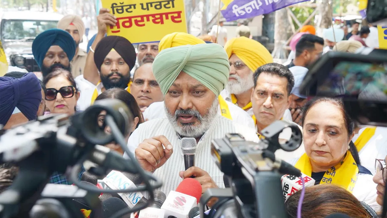 AAP Statewide Protest Punjab: ਮੁੱਖ ਮੰਤਰੀ ਭਗਵੰਤ ਸਿੰਘ ਮਾਨ ਨੂੰ ਨਿਸ਼ਾਨਾ ਬਣਾਉਣ ਵਾਲੀ ਫਰਜ਼ੀ ਵੀਡੀਓ ਫੈਲਾ ਕੇ ਅਕਾਲੀ ਦਲ ਦੀਆਂ ਪੰਥ ਵਿਰੋਧੀ ਅਤੇ ਪੰਜਾਬ ਵਿਰੋਧੀ ਗਤੀਵਿਧੀਆਂ ਖ਼ਿਲਾਫ਼ ਆਪ ਨੇ ਸੂਬਾ ਪੱਧਰੀ ਪ੍ਰਦਰਸ਼ਨ ਕੀਤਾ