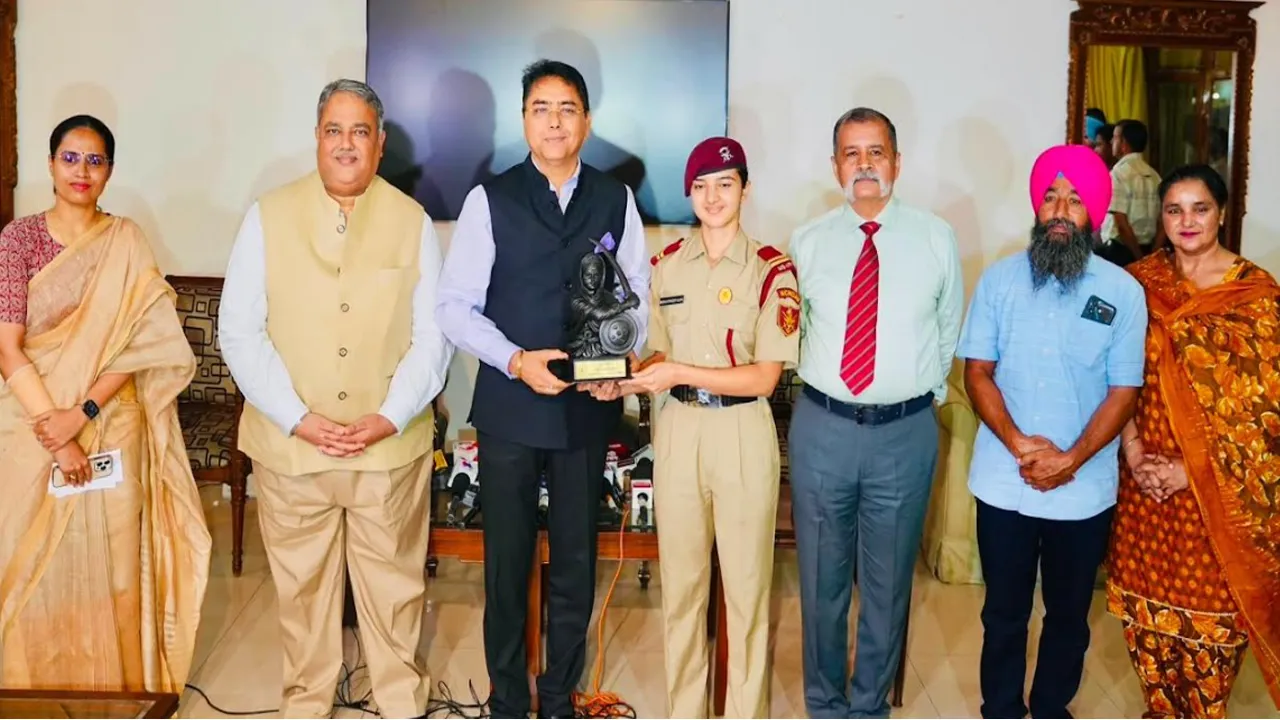 Aman Arora ਵੱਲੋਂ ਏਅਰ ਫੋਰਸ ਅਕੈਡਮੀ ਅਤੇ ਐਨਡੀਏ ਮੈਰਿਟ ਸੂਚੀਆਂ ਵਿੱਚ ਸ਼ਾਨਦਾਰ ਪ੍ਰਾਪਤੀਆਂ ਲਈ ਮਾਈ ਭਾਗੋ ਪ੍ਰੈਪਰੇਟਰੀ ਇੰਸਟੀਚਿਊਟ ਦੀਆਂ ਮਹਿਲਾ ਕੈਡਿਟਾਂ ਦਾ ਸਨਮਾਨ