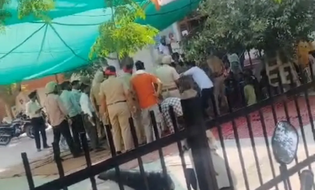 Barnala News: ਧਰਨੇ 'ਤੇ ਬੈਠੇ ਸੇਵਾ ਕੇਂਦਰਾਂ ਦੇ ਮੁਲਾਜ਼ਮ ਪੁਲਿਸ ਨੇ ਜ਼ਬਰੀ ਚੁੱਕ ਥਾਣੇ ਡੱਕੇ