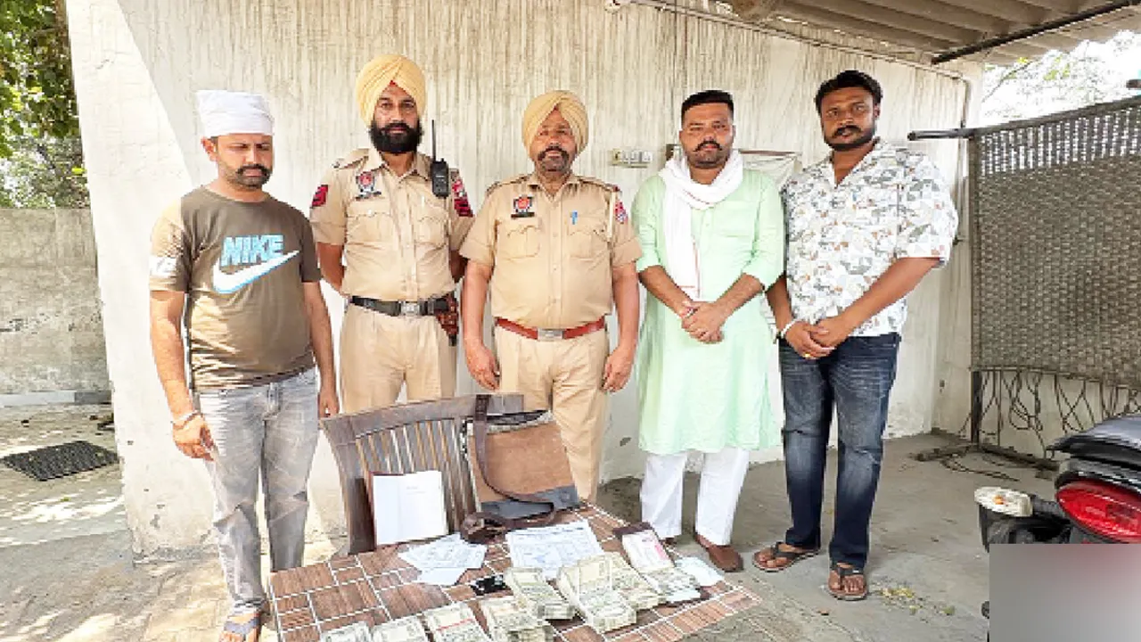 Bathinda News: ਡੇਰਾ ਸ਼ਰਧਾਲੂ ਪੁਲਿਸ ਮੁਲਾਜ਼ਮਾਂ ਨੇ ਰਸਤੇ ’ਚੋਂ ਲੱਭੇ ਲੱਖਾਂ ਰੁਪਏ ਅਸਲ ਮਾਲਕ ਨੂੰ ਸੌਂਪੇ