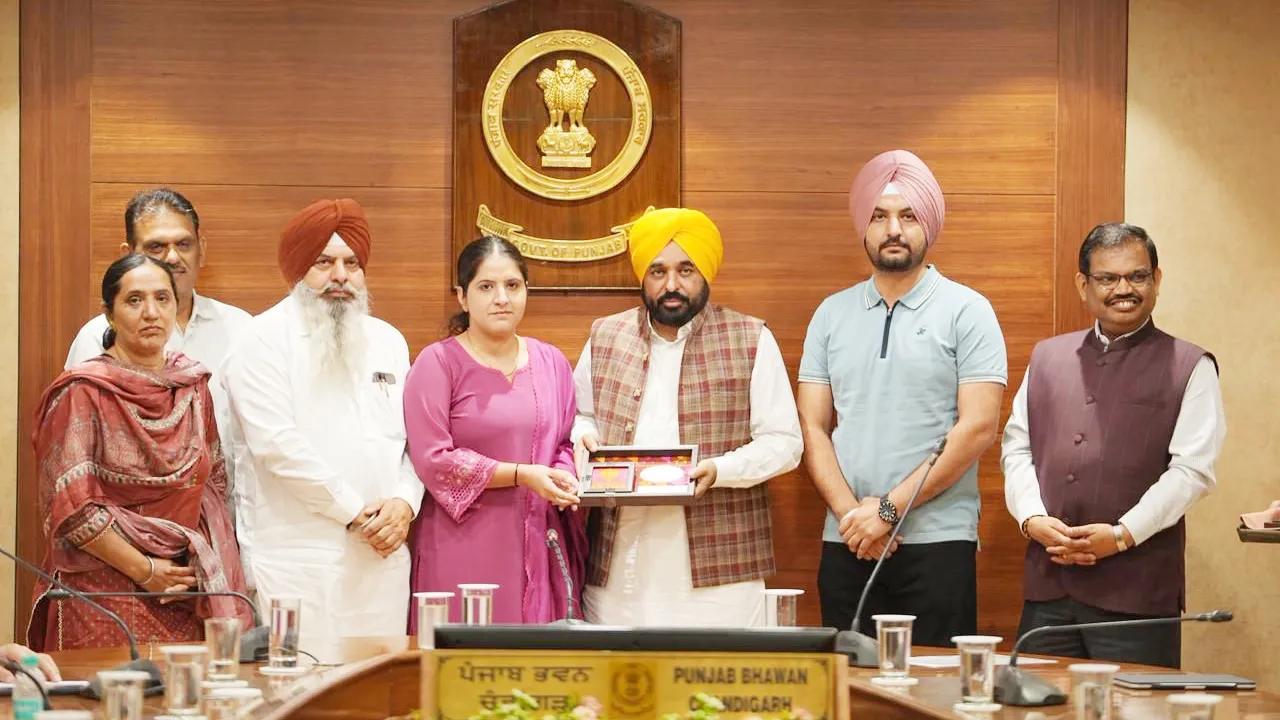 Bhagwant Mann: ਮੁੱਖ ਮੰਤਰੀ ਭਗਵੰਤ ਸਿੰਘ ਮਾਨ ਵੱਲੋਂ ਯੂ.ਪੀ.ਐਸ.ਸੀ.-2025 ਪਾਸ ਕਰਨ ਵਾਲੇ ਉਮੀਦਵਾਰਾਂ ਦਾ ਸਨਮਾਨ; ਕਿਹਾ, ਪੰਜਾਬ ਦੇ ਆਮ ਪਰਿਵਾਰਾਂ ਦੇ ਬੱਚੇ ਲਗਾਤਾਰ ਸੂਬੇ ਦਾ ਮਾਣ ਵਧਾ ਰਹੇ