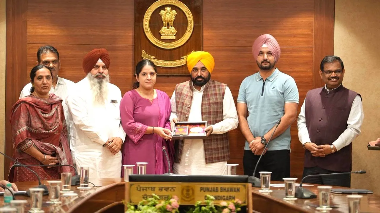 Punjab News: ਯੂਪੀਐਸਸੀ-2025 ਵਿੱਚ ਕਾਮਯਾਬ ਨੌਜਵਾਨਾਂ ਦਾ ਮੁੱਖ ਮੰਤਰੀ ਭਗਵੰਤ ਮਾਨ ਵੱਲੋਂ ਸਨਮਾਨ