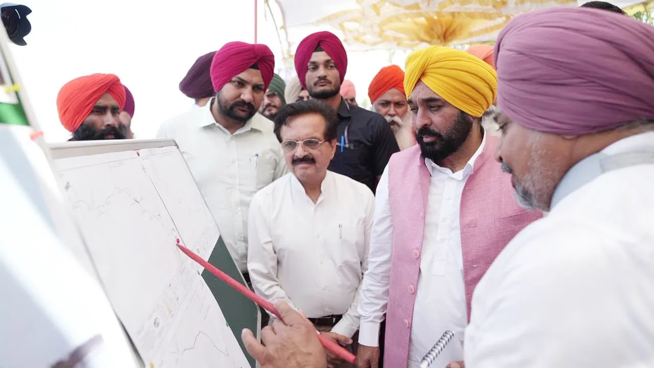 Dhussi Bundh Link Road: ਮੁੱਖ ਮੰਤਰੀ ਭਗਵੰਤ ਸਿੰਘ ਮਾਨ ਨੇ ਸਤਲੁਜ ਪੱਟੀ ਨੂੰ ਹੜ੍ਹਾਂ ਤੋਂ ਬਚਾਉਣ ਅਤੇ ਸ਼ਾਹਕੋਟ-ਲੋਹੀਆਂ ਖੇਤਰ ਵਿੱਚ ਆਵਾਜਾਈ ਨੂੰ ਸੁਖਾਲਾ ਬਣਾਉਣ ਲਈ 38 ਕਿਲੋਮੀਟਰ ਲੰਬੀ ਧੁੱਸੀ ਬੰਨ੍ਹ ਲਿੰਕ ਸੜਕ ਦਾ ਨੀਂਹ ਪੱਥਰ ਰੱਖਿਆ