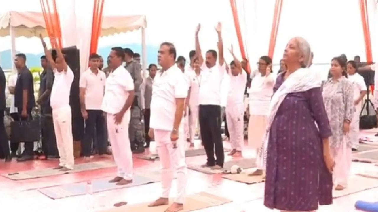 International Yoga Day: ਗੁਹਾਟੀ ’ਚ ਮੁੱਖ ਮੰਤਰੀ ਅਤੇ ਕੇਂਦਰੀ ਮੰਤਰੀ ਸੀਤਾਰਮਨ ਨੇ ਕੀਤਾ ਯੋਗ