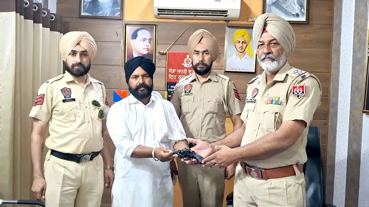 Kotkapura News: ਕੋਟਕਪੂਰਾ ਪੁਲਿਸ ਨੇ ਗੁੰਮ ਹੋਇਆ ਲਾਇਸੈਂਸੀ ਰਿਵਾਲਵਰ ਮਾਲਕ ਨੂੰ ਸੌਂਪਿਆ, ਵਿਅਕਤੀ ਨੇ ਕੀਤਾ ਧੰਨਵਾਦ