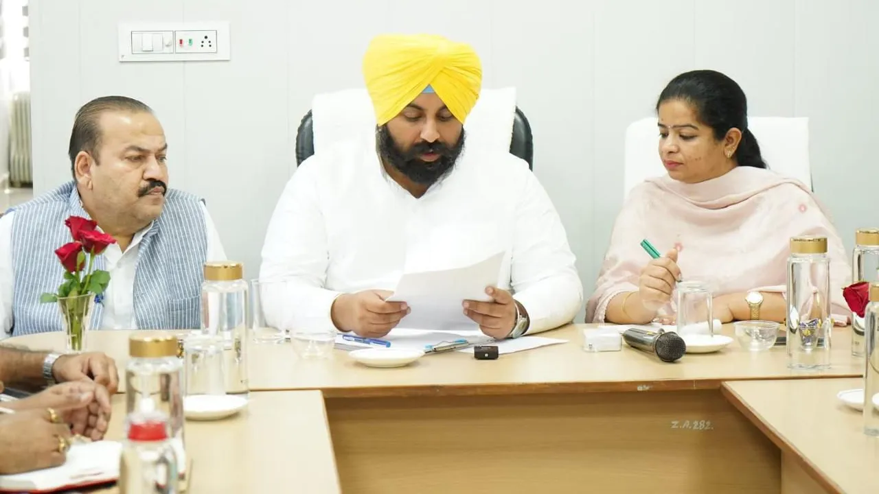 Ludhiana Road Repairs: ਹਰਜੋਤ ਸਿੰਘ ਬੈਂਸ ਦੀ ਨਗਰ ਨਿਗਮ ਅਧਿਕਾਰੀਆਂ ਨੂੰ ਹਦਾਇਤ- ਲੁਧਿਆਣਾ ਸ਼ਹਿਰ ਨੂੰ 30 ਜੂਨ ਤੱਕ ਸੜਕਾਂ ਦੇ ਟੋਇਆਂ ਅਤੇ ਮੈਨਹੋਲ ਮੁਕਤ ਬਣਾਇਆ ਜਾਵੇ
