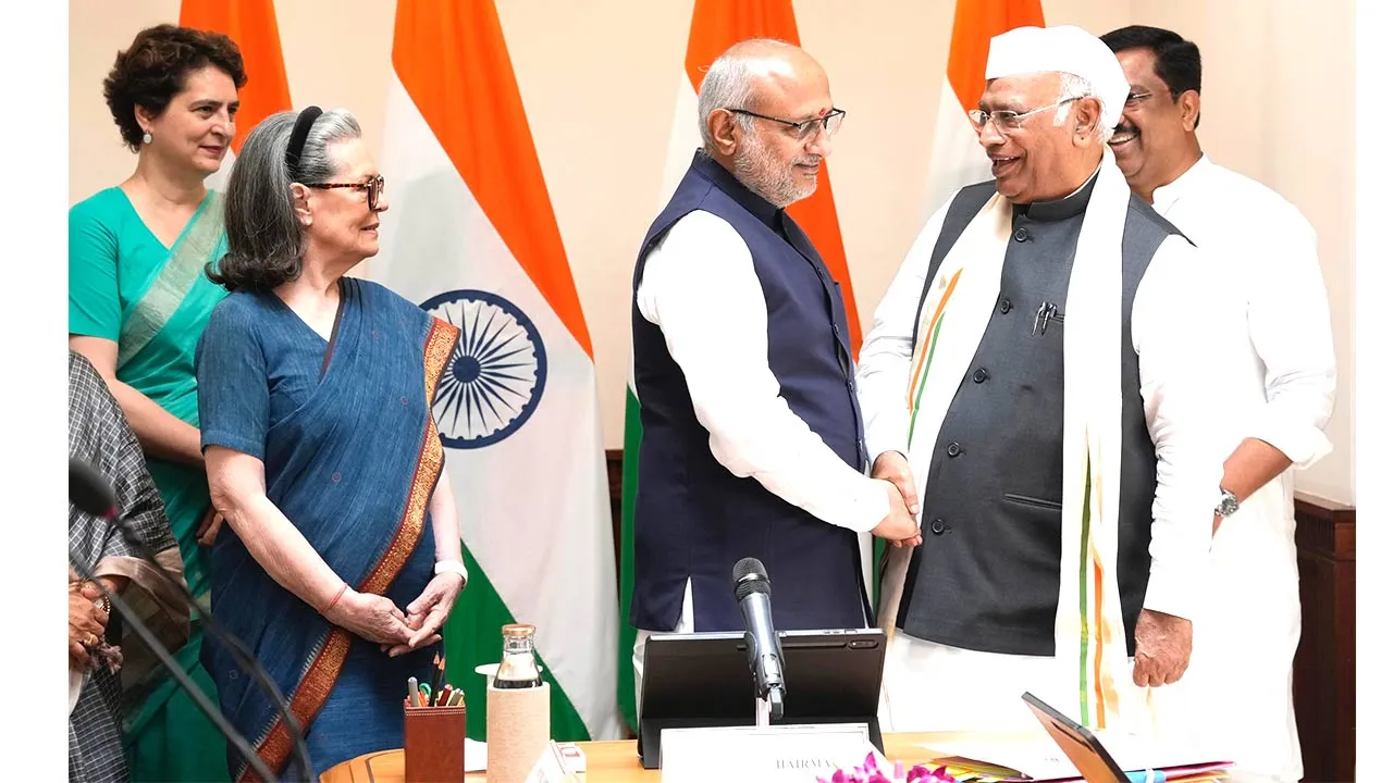 Mallikarjun Kharge News: ਕਰਨਾਟਕ ਤੋਂ ਮੁੜ ਚੁਣੇ ਗਏ ਮੱਲਿਕਾਰਜੁਨ ਖੜਗੇ ਨੇ ਰਾਜ ਸਭਾ ਮੈਂਬਰ ਵਜੋਂ ਚੁੱਕੀ ਸਹੁੰ