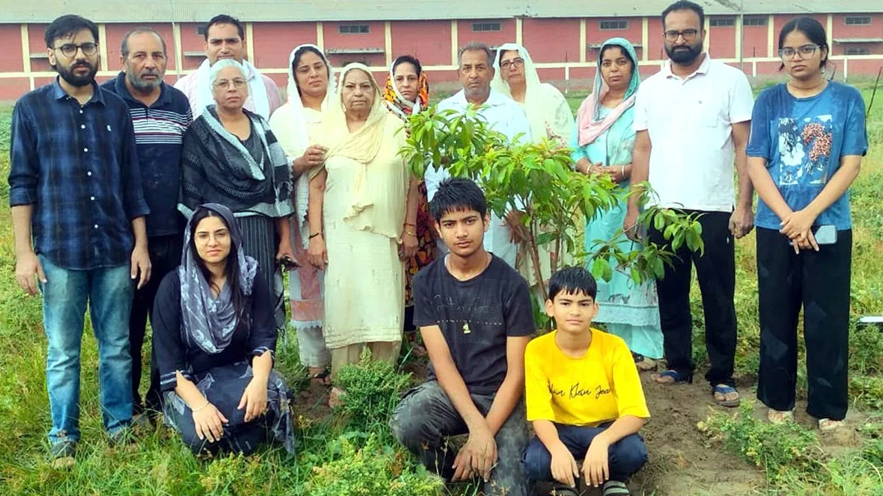 Malout News: ਭਾਰੀ ਗਿਣਤੀ ’ਚ ਪਤਵੰਤਿਆਂ ਅਤੇ ਸਾਧ-ਸੰਗਤ ਨੇ ਬਲਰਾਜ ਮੱਕੜ ਇੰਸਾਂ ਨੂੰ ਦਿੱਤੀ ਅੰਤਿਮ ਸ਼ਰਧਾਂਜਲੀ
