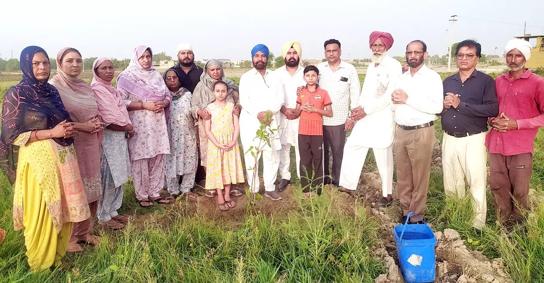 Malout News: ਮਾਨਵਤਾ ਲਈ ਮਿਸਾਲ: ਦੇਹਾਂਤ ਤੋਂ ਬਾਅਦ ਪੰਜਾਬ ਪੁਲਿਸ ਦੇ ਜਵਾਨ ਦੀਆਂ ਅਸਥੀਆਂ ’ਤੇ ਪਰਿਵਾਰ ਨੇ ਫ਼ਲਦਾਰ ਬੂਟਾ ਲਗਾ ਕੇ ਵਾਤਾਵਰਣ ਨੂੰ ਬਚਾਉਣ ਦਾ ਦਿੱਤਾ ਸੰਦੇਸ਼ 