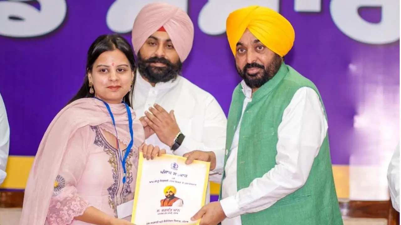 Punjab Jobs: ’ਮਿਸ਼ਨ ਰੋਜ਼ਗਾਰ’ ਜਾਰੀ ਰੱਖਦਿਆਂ ਮੁੱਖ ਮੰਤਰੀ ਭਗਵੰਤ ਸਿੰਘ ਮਾਨ ਨੇ ਹੋਰ 355 ਨੌਜਵਾਨਾਂ ਨੂੰ ਸੌਂਪੇ ਨਿਯੁਕਤੀ ਪੱਤਰ