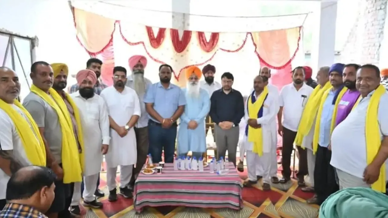 Punjab News: ਸਿਆਸੀ ਫੇਰਬਦਲ, ਇਸ ਪਿੰਡ ਦੀ ਸਮੂਹ ਪੰਚਾਇਤ ਕਾਂਗਰਸ ਛੱਡ ਕੇ ਆਪ 'ਚ ਹੋਈ ਸ਼ਾਮਲ