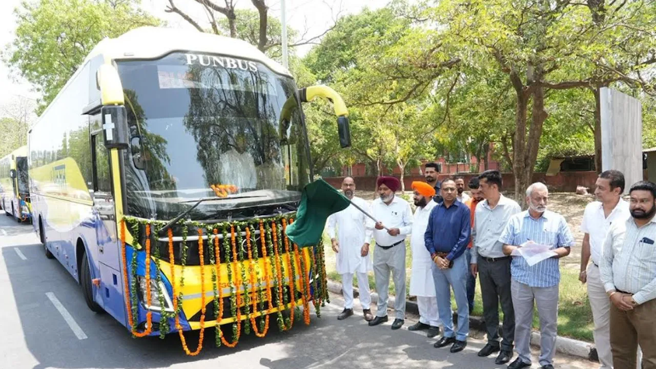 Punjab: ਭਗਵੰਤ ਮਾਨ ਸਰਕਾਰ ਵੱਲੋਂ ਦਿੱਲੀ ਹਵਾਈ ਅੱਡੇ ਲਈ ਲਗਜ਼ਰੀ ਬੱਸਾਂ ਦੇ ਬੇੜੇ ਦਾ ਵਿਸਥਾਰ; ਟ੍ਰਾਂਸਪੋਰਟ ਮੰਤਰੀ ਹਰਪਾਲ ਸਿੰਘ ਚੀਮਾ ਨੇ 5 ਨਵੀਆਂ ਸੁਪਰ ਇੰਟੀਗ੍ਰਲ ਵੋਲਵੋ ਬੱਸਾਂ ਨੂੰ ਹਰੀ ਝੰਡੀ ਦਿਖਾ ਕੇ ਕੀਤਾ ਰਵਾਨਾ