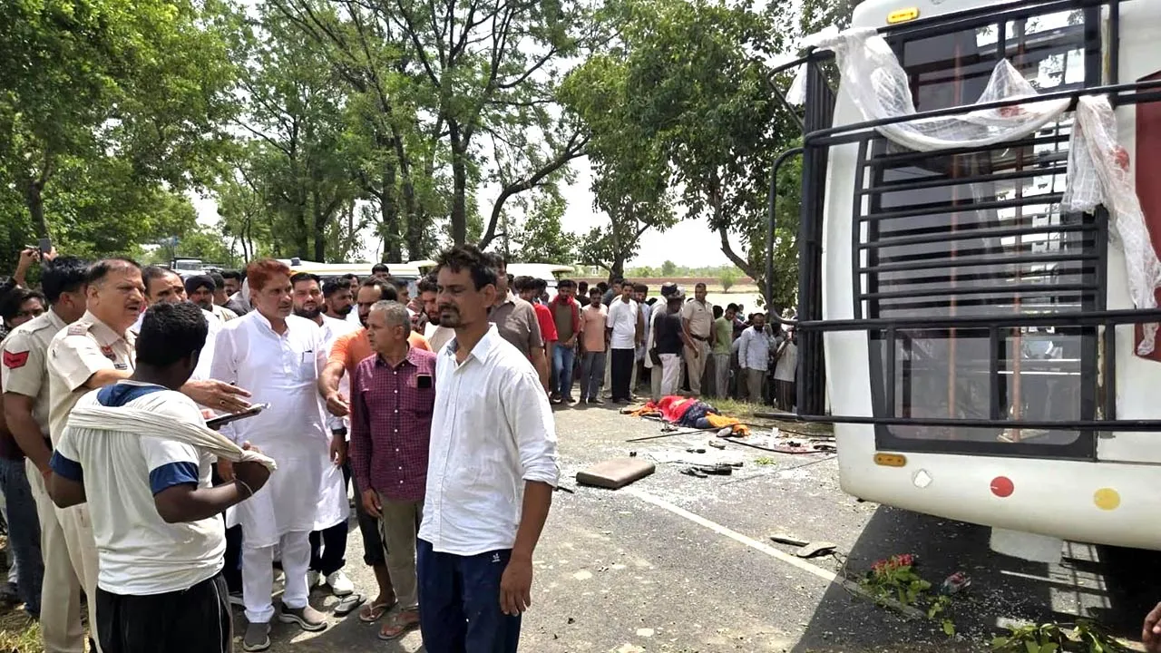 Road Accident News: ਫਤਿਹਾਬਾਦ ’ਚ ਤੇਜ਼ ਰਫ਼ਤਾਰ ਨਿੱਜੀ ਬੱਸ ਖੇਤ ’ਚ ਪਲਟੀ, ਤਿੰਨ ਯਾਤਰੀਆਂ ਦੀ ਮੌਤ ਤੇ 12 ਜ਼ਖਮੀ