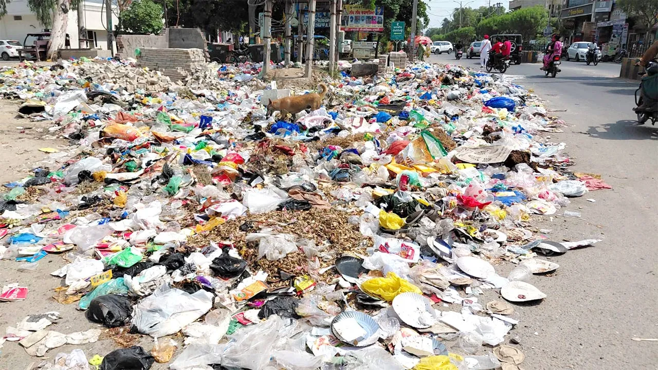Sanitation Workers Strike: ਸਫ਼ਾਈ ਕਰਮਚਾਰੀਆਂ ਦੀ ਹੜਤਾਲ ਕਾਰਨ ਸ਼ਹਿਰ ਬੇਹਾਲ, ਹਰ ਪਾਸੇ ਕੂੜੇ ਦੇ ਢੇਰ; ਲੋਕ ਹੋਏ ਪ੍ਰੇਸ਼ਾਨ