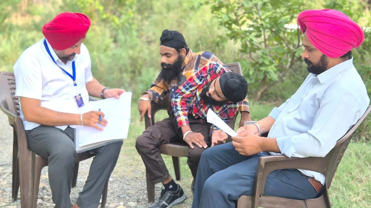 SIR Campaign: ਐੱਸਆਈਆਰ ਤਹਿਤ ਬੀਐਲਓ ਨੇ ਜੁੜਵੇਂ ਭਰਾਵਾਂ ਸੋਹਣੇ ਅਤੇ ਮੋਹਣੇ ਦੇ ਘਰ ਪਹੁੰਚ ਕੇ ਵੰਡੇ ਗਣਨਾ ਫਾਰਮ