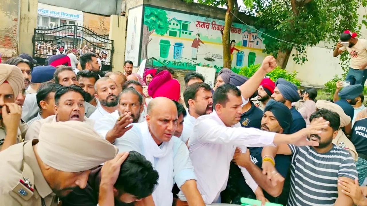 Abohar News: ਮੇਅਰ ਐਲਾਨ ਖਿਲਾਫ਼ ਭਾਜਪਾ ਦਾ ਡੀਸੀ ਦਫ਼ਤਰ ਬਾਹਰ ਪ੍ਰਦਰਸ਼ਨ