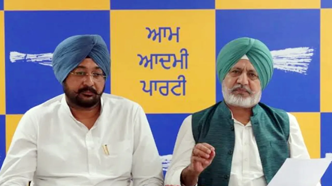 ਅੰਮ੍ਰਿਤਸਰ 'ਚ ਕਾਂਗਰਸੀ ਵਰਕਰਾਂ ਨੇ ਮੁੱਖ ਮੰਤਰੀ ਤੀਰਥ ਯਾਤਰਾ ਬੱਸ 'ਤੇ ਕੀਤਾ ਹਮਲਾ
