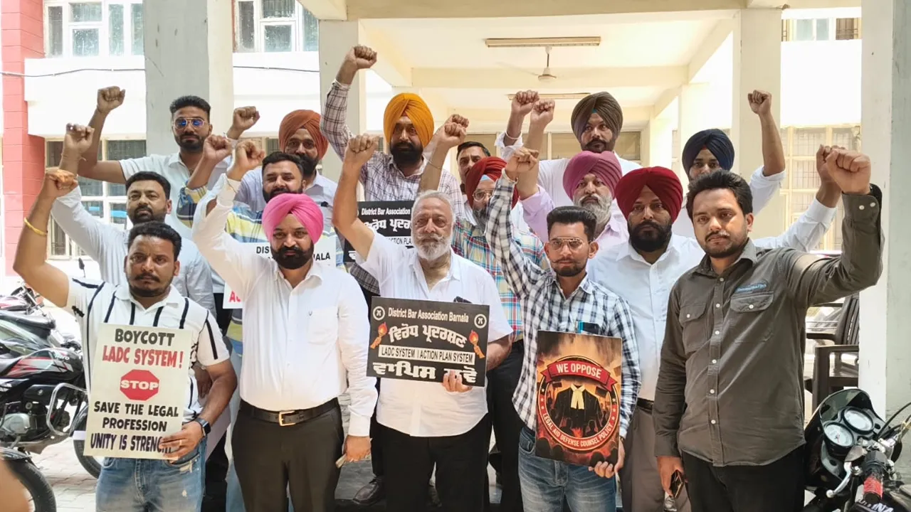 ਐੱਲਏਡੀਸੀ ਨੀਤੀ ਦੇ ਵਿਰੋਧ ’ਚ ਵਕੀਲਾਂ ਵੱਲੋਂ ਸੂਬੇ ਭਰ ’ਚ ਮੁਕੰਮਲ ਹੜਤਾਲ ਤੇ ਰੋਸ ਪ੍ਰਦਰਸ਼ਨ