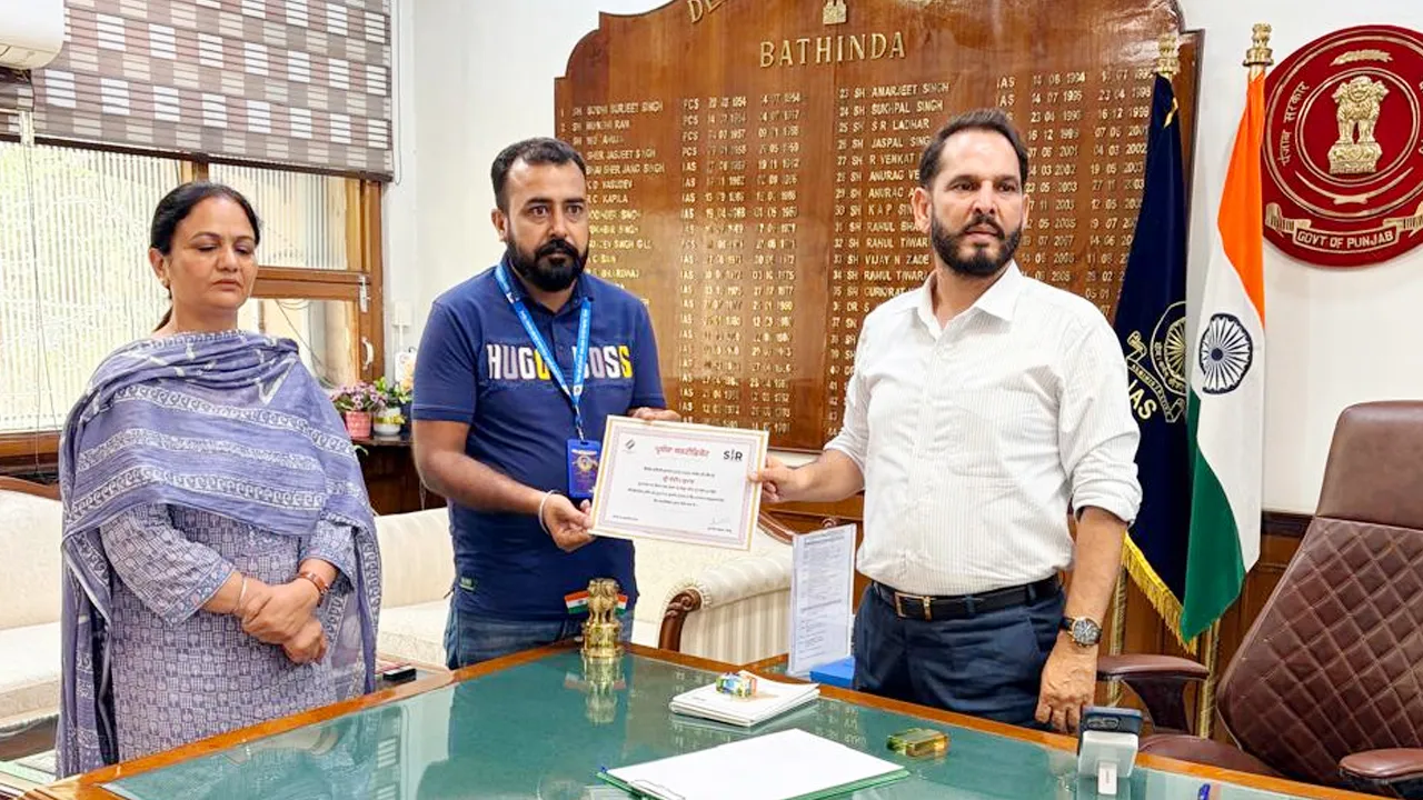 Bathinda News: ਮੁੱਖ ਚੋਣ ਕਮਿਸ਼ਨਰ ਵੱਲੋਂ ਪੰਜਾਬ ਦੇ ਟਾਪ-100 ’ਚ ਸ਼ਾਮਲ ਜ਼ਿਲ੍ਹੇ ਦੇ ਤਿੰਨ ਬੀਐਲਓਜ਼ ਸਨਮਾਨਿਤ