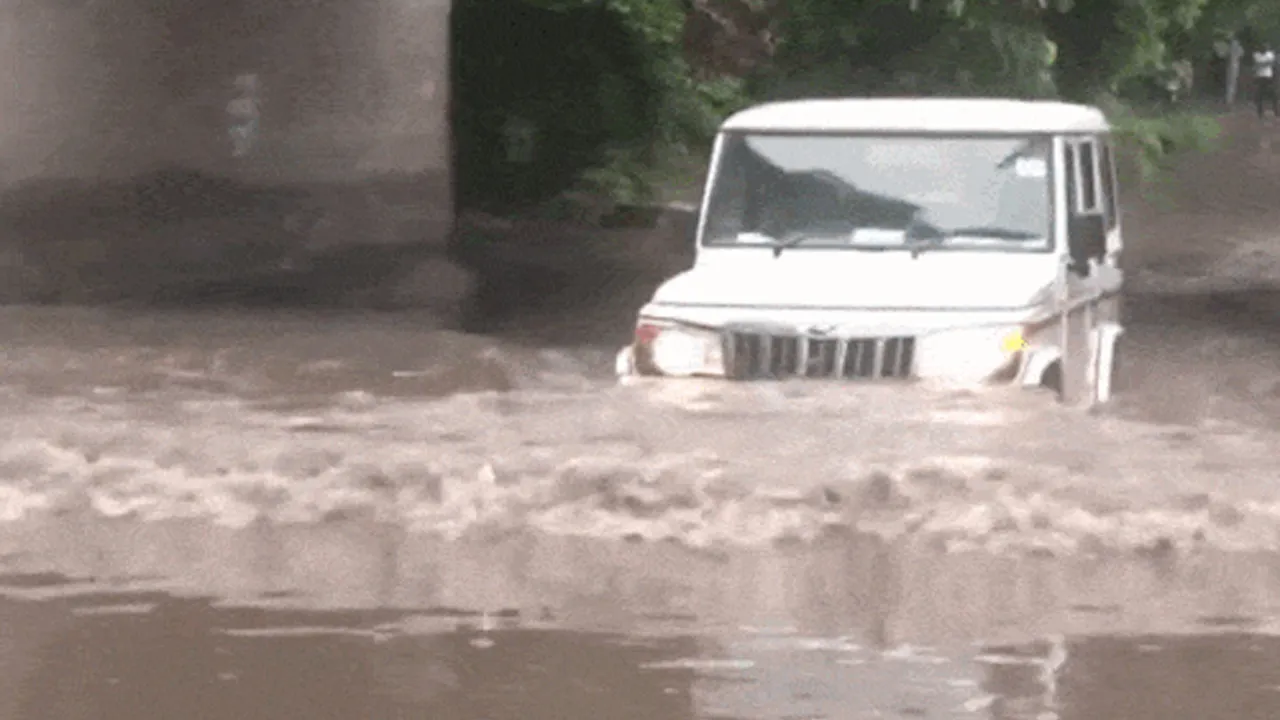 Chandigarh Weather: ਚੰਡੀਗੜ੍ਹ ’ਚ ਤੇਜ਼ ਮੀਂਹ, ਸੜਕਾਂ ’ਤੇ ਡੇਢ ਫੁੱਟ ਤੱਕ ਭਰਿਆ ਪਾਣੀ