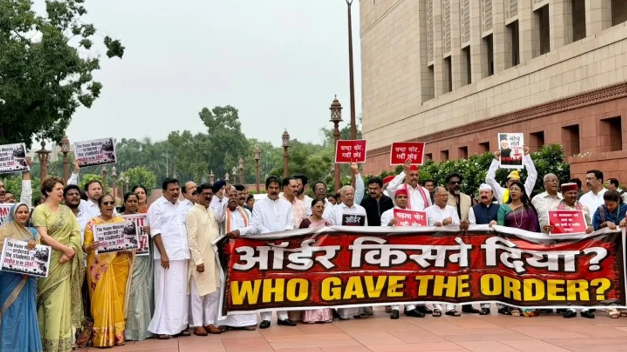 Congress: ਸੰਸਦ ਭਵਨ ਕੰਪਲੈਕਸ ਵਿੱਚ ਇੰਡੀ ਗੱਠਜੋੜ ਦਾ ਵਿਰੋਧ ਪ੍ਰਦਰਸ਼ਨ, ਵਿਦਿਆਰਥੀਆਂ 'ਤੇ ਕਾਰਵਾਈ ਅਤੇ ਪੈਲੇਟ ਗਨ ਦੀ ਵਰਤੋਂ ’ਤੇ ਸਰਕਾਰ ਨੂੰ ਘੇਰਿਆ