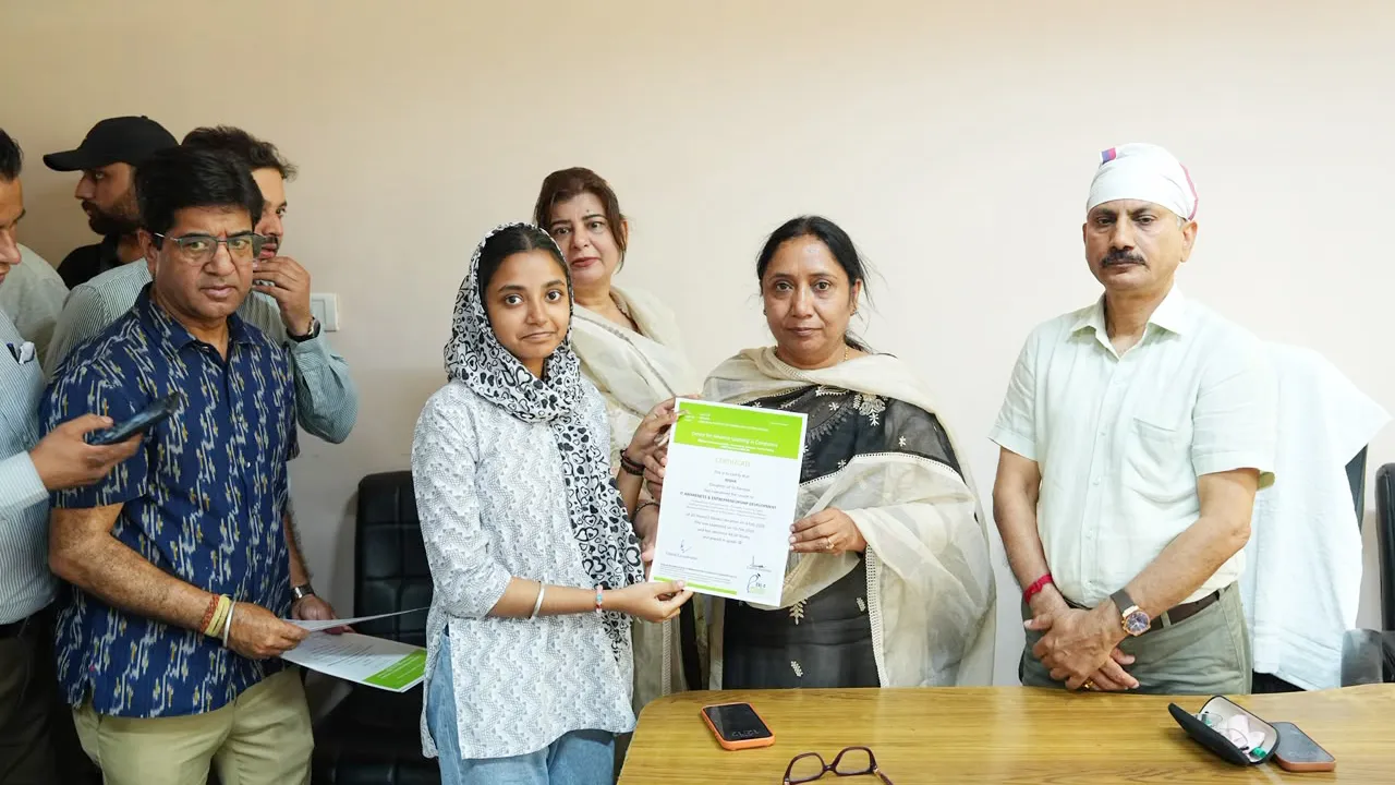 Dr Baljit Kaur: ਡਾ. ਬਲਜੀਤ ਕੌਰ ਨੇ ਅੰਬੇਡਕਰ ਇੰਸਟੀਚਿਊਟ ਦੇ ਵਿਦਿਆਰਥੀਆਂ ਨੂੰ ਵੰਡੇ ਸਰਟੀਫਿਕੇਟ
