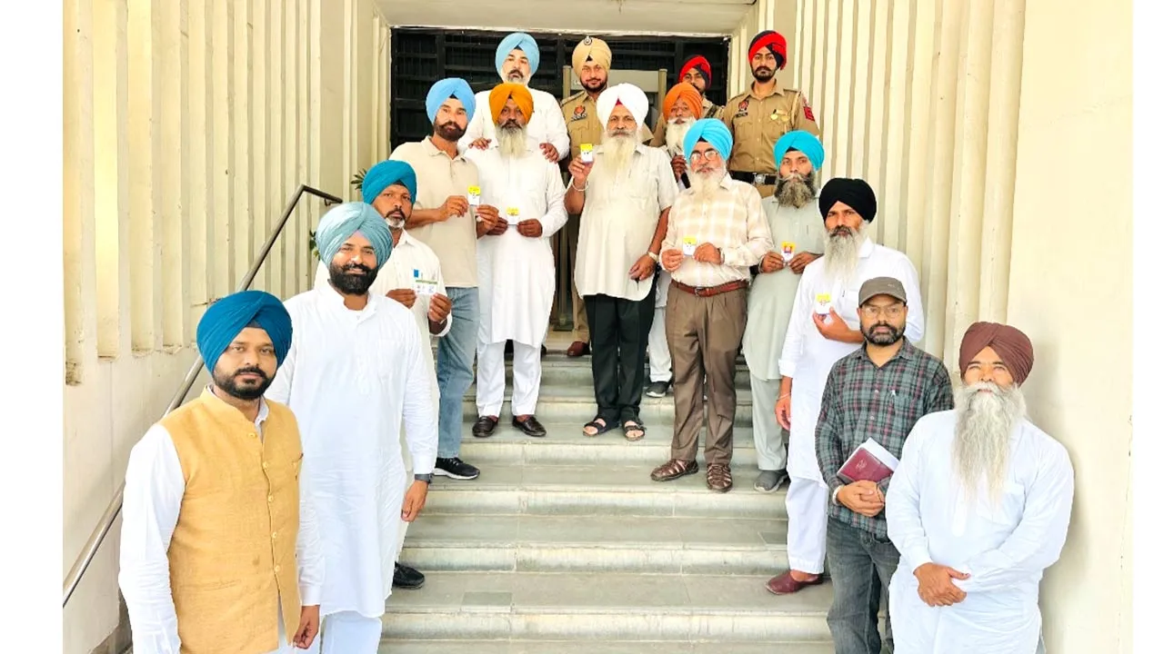 Faridkot News: ਚੇਅਰਮੈਨ ਨਗਰ ਸੁਧਾਰ ਟਰੱਸਟ ਤੇ ਐੱਸ.ਐੱਸ.ਪੀ. ਨੇ ਨਸ਼ਾ ਮੁਕਤੀ ਮੋਰਚਾ ਦੇ ਅਹੁਦੇਦਾਰਾਂ ਨੂੰ ਵੰਡੇ ਪਹਿਚਾਣ ਪੱਤਰ : ਗਗਨਦੀਪ ਧਾਰੀਵਾਲ 