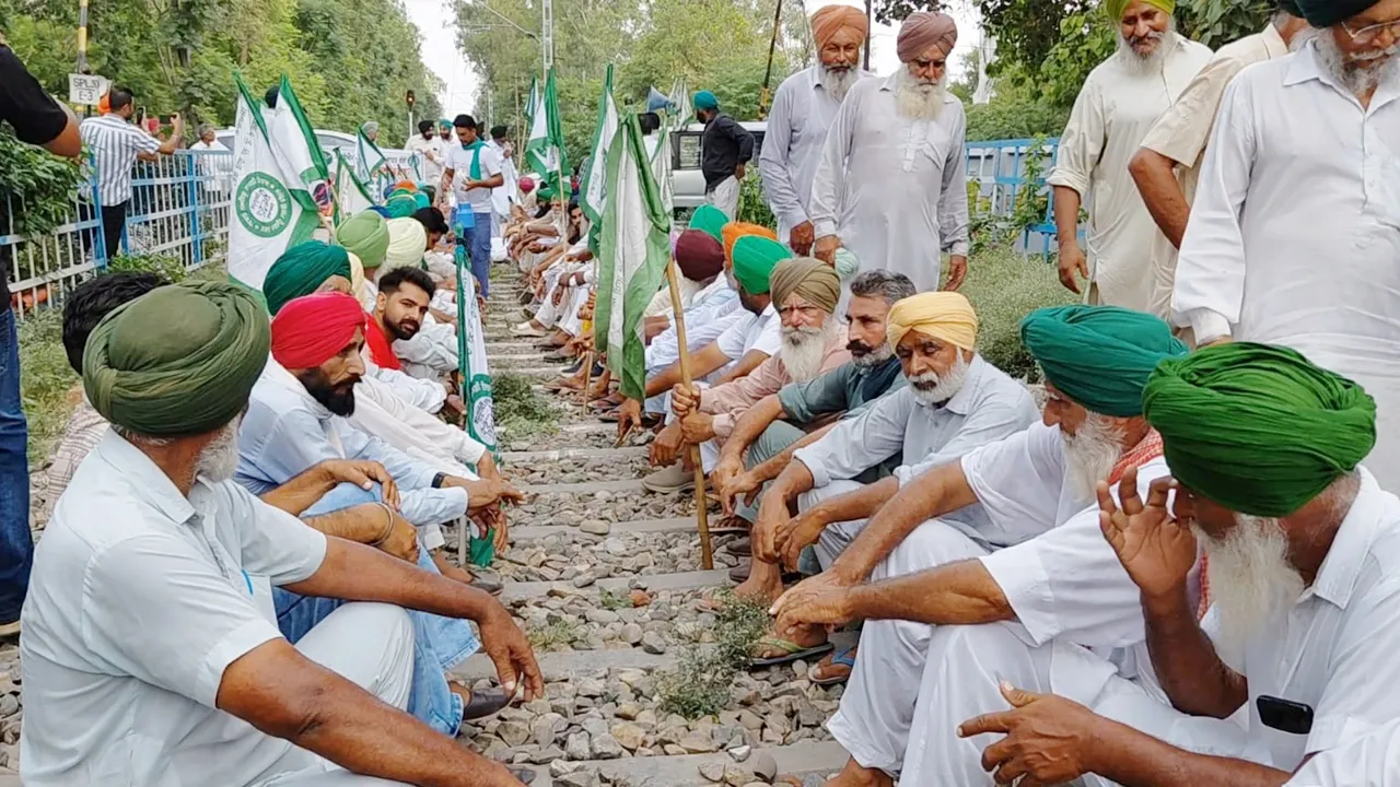 Samyukt Kisan Morcha: ਦਿੱਲੀ ਜਾਣ ਤੋਂ ਰੋਕੇ ਕਿਸਾਨਾਂ ਦੇ ਹੱਕ ’ਚ ਐਸਕੇਐਮ ਨਾਨ ਪੋਲੀਟੀਕਲ ਦਾ ਰੋਸ, ਰੇਲਵੇ ਟਰੈਕ ’ਤੇ ਸੰਕੇਤਕ ਧਰਨਾ