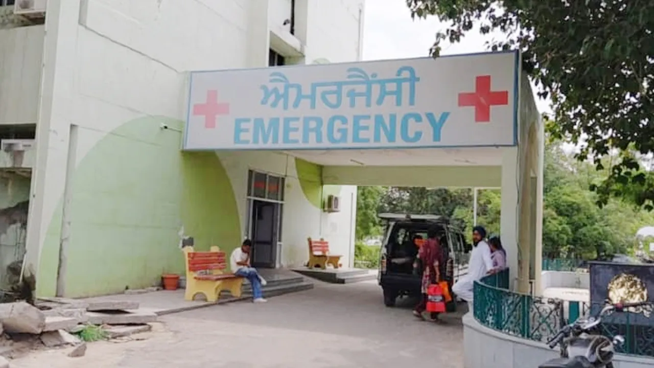 Faridkot News: ਫ਼ਰੀਦਕੋਟ ਮੈਡੀਕਲ ਕਾਲਜ ਹਸਪਤਾਲ ਦੀ ਵੱਡੀ ਲਾਪਰਵਾਹੀ, ਲਾਵਾਰਿਸ ਮਰੀਜ਼ ਦੀ ਮੌਤ ਮਗਰੋਂ ਲਾਸ਼ ਹਸਪਤਾਲ ਤੋਂ ਬਾਹਰ ਸੁੱਟੀ