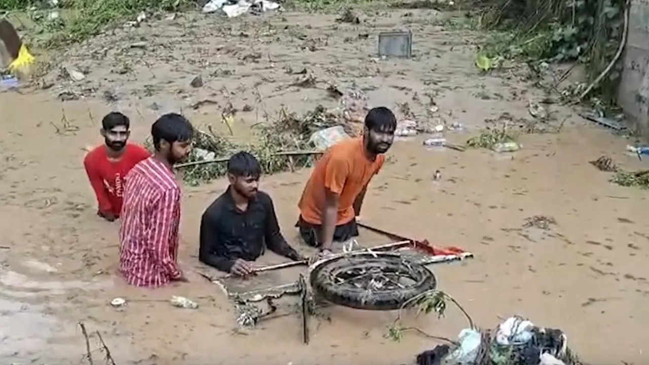 Flood in Kashmir: ਜੰਮੂ-ਕਸ਼ਮੀਰ ਦੇ ਰਾਜੌਰੀ ’ਚ ਭਾਰੀ ਮੀਂਹ ਕਾਰਨ ਤਬਾਹੀ: ਘਰ, ਵਾਹਨ ਤੇ ਦੁਕਾਨਾਂ ਹੜ੍ਹਾਂ ’ਚ ਰੁੜ੍ਹੀਆਂ, ਇੱਕ ਔਰਤ ਲਾਪਤਾ