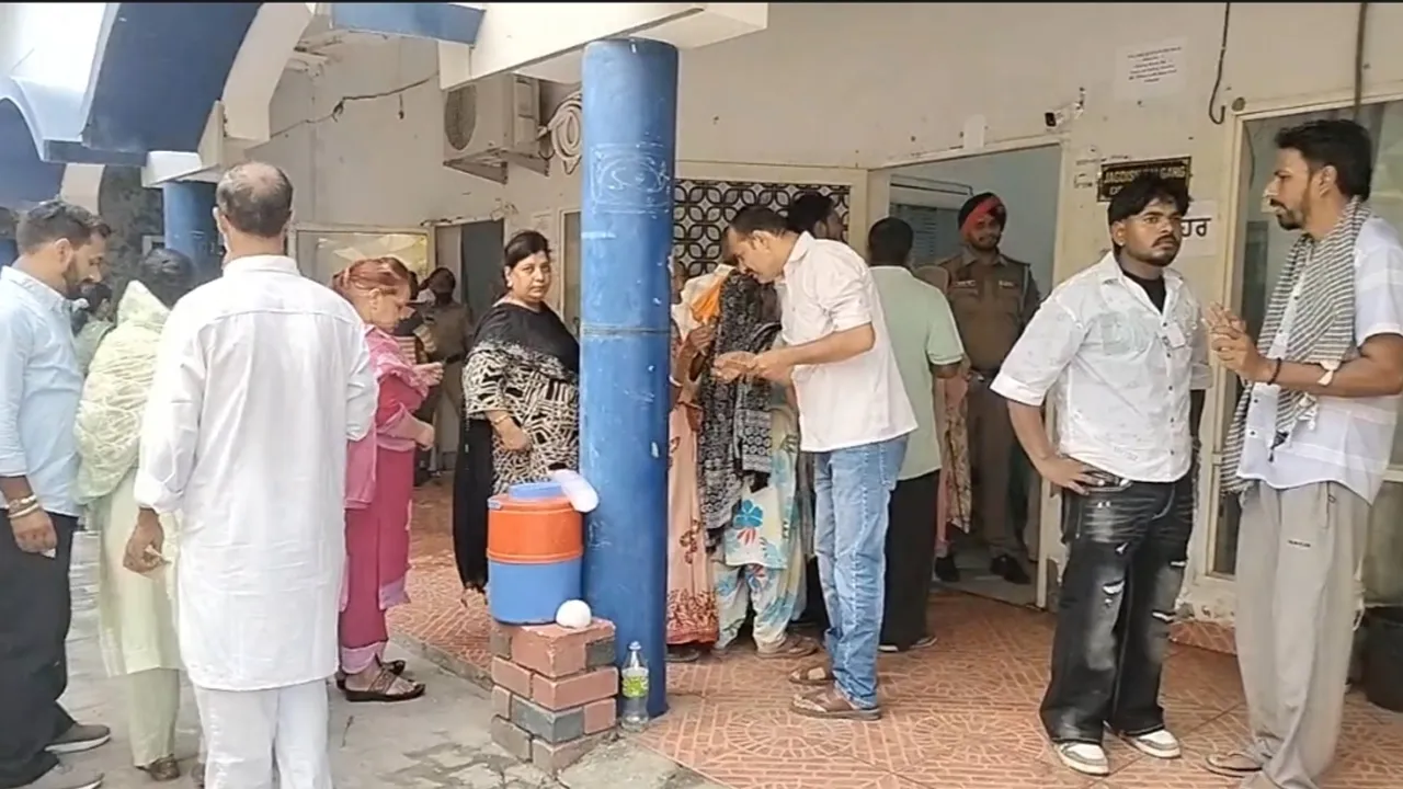 Punjab News: ਨਗਰ ਕੌਂਸਲ ਗੁਰੂਹਰਸਹਾਏ ਦੀਆਂ ਚੋਣਾਂ ਚ ਸ਼ਾਂਤੀ ਨਾਲ ਵੋਟਾਂ ਦਾ ਕੰਮ ਜਾਰੀ
