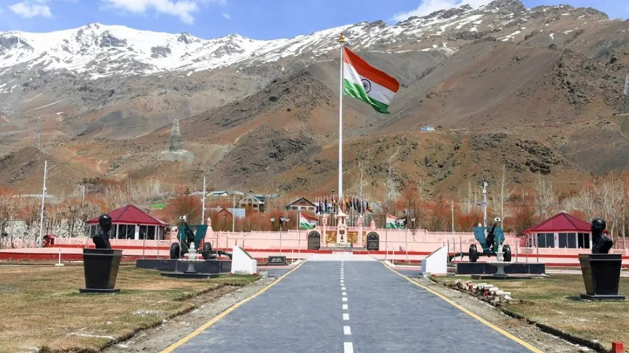 Kargil Vijay Diwas: ਰਾਸ਼ਟਰਪਤੀ ਮੁਰਮੂ, ਉਪ ਰਾਸ਼ਟਰਪਤੀ ਰਾਧਾਕ੍ਰਿਸ਼ਨਨ, ਪ੍ਰਧਾਨ ਮੰਤਰੀ ਮੋਦੀ, ਅਮਿਤ ਸ਼ਾਹ, ਸਿਨਹਾ ਨੇ ਕਾਰਗਿਲ ਵਿਜੇ ਦਿਵਸ 'ਤੇ ਬਹਾਦਰ ਯੋਧਿਆਂ ਨੂੰ ਦਿੱਤੀ ਸ਼ਰਧਾਂਜਲੀ