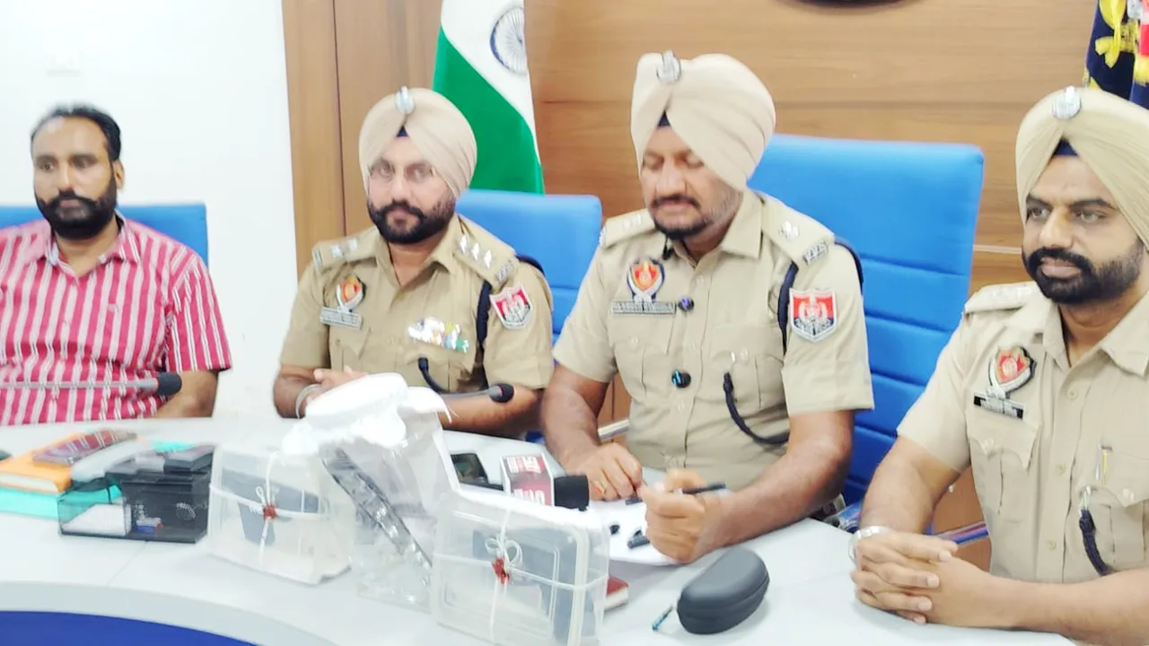 Malerkotla News: ਪੁਲਿਸ ਦੀ ਵੱਡੀ ਕਾਰਵਾਈ, ਗਲੌਕ ਸਮੇਤ ਹਥਿਆਰਾਂ ਦਾ ਜ਼ਖੀਰਾ ਬਰਾਮਦ