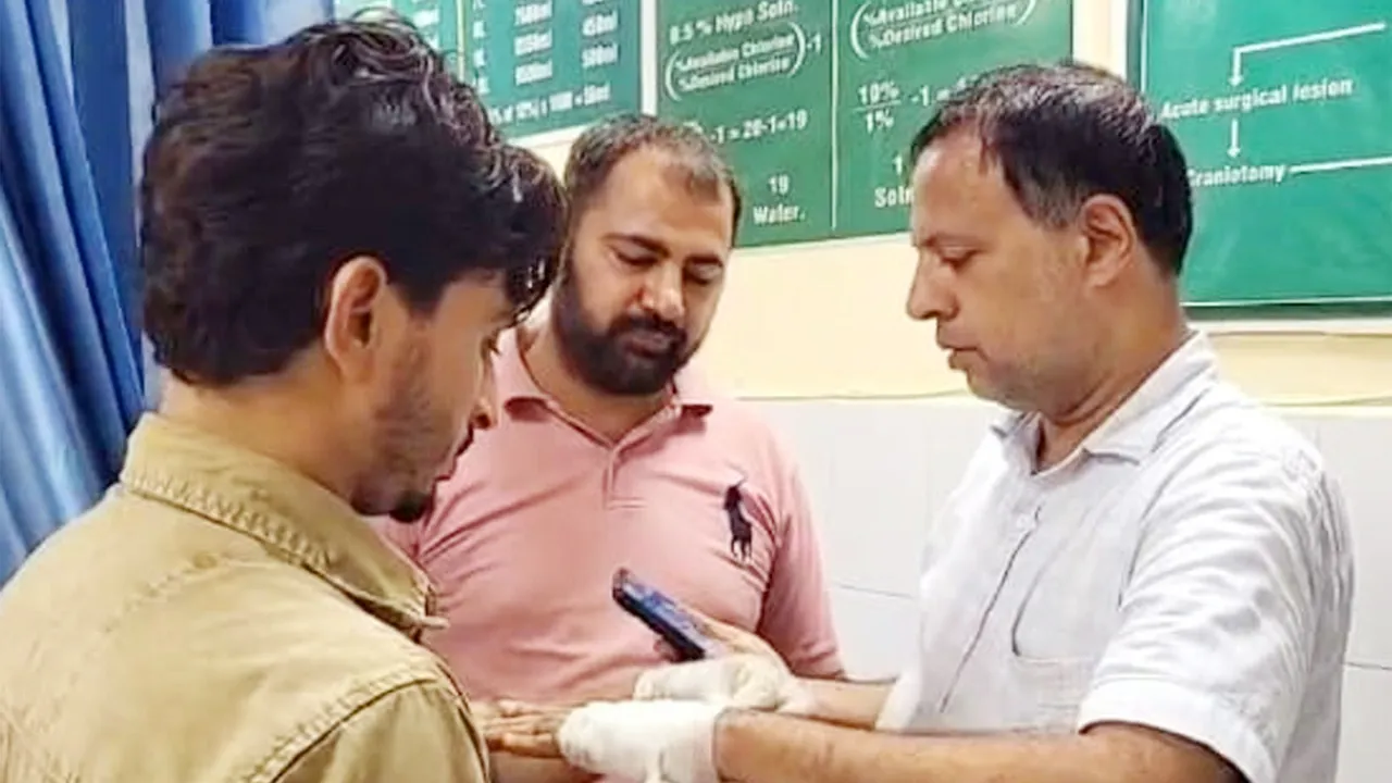 Malout News: ਮਲੋਟ ਦੇ ਸਰਕਾਰੀ ਹਸਪਤਾਲ ’ਚ ਛੱਤ ਦਾ ਮਲਬਾ ਡਿੱਗਣ ਨਾਲ ਡਾਕਟਰ ਤੇ ਮਰੀਜ਼ ਜ਼ਖ਼ਮੀ