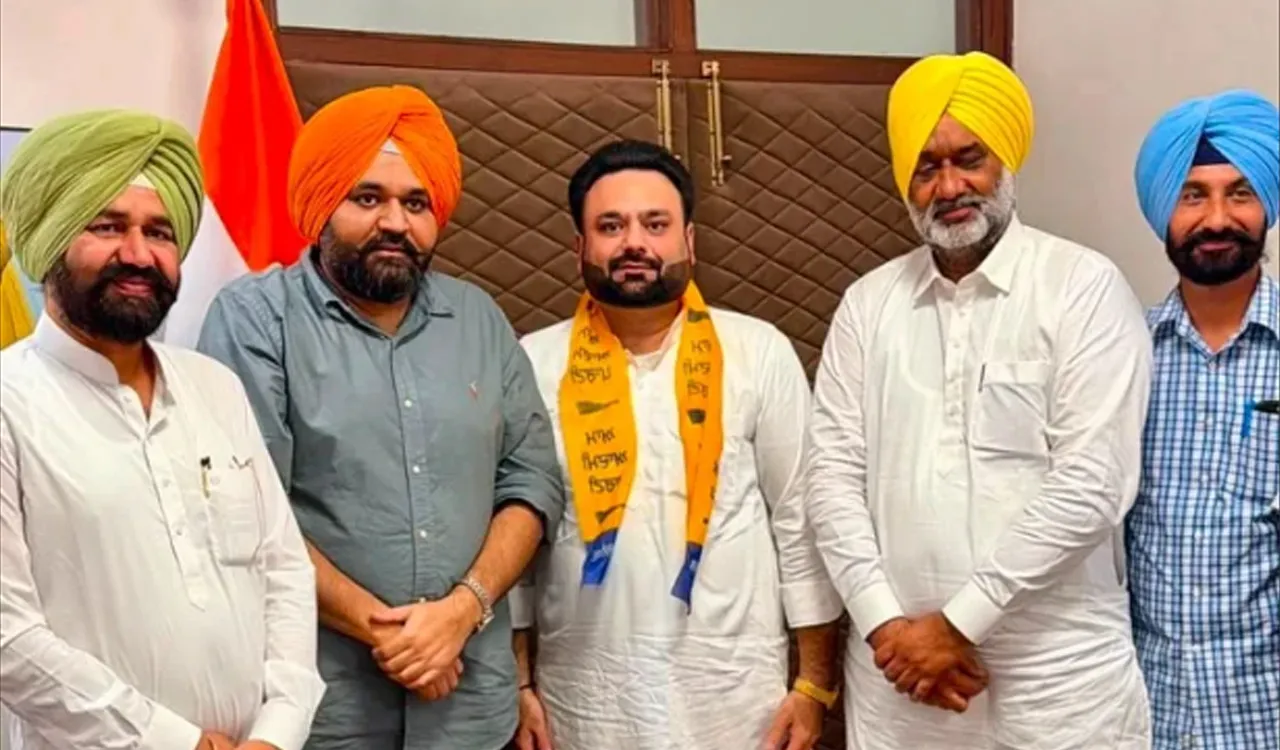 Mansa News: ਅਕਾਲੀ ਦਲ (ਬ) ਨੂੰ ਝਟਕਾ: ਜ਼ਿਲ੍ਹਾ ਯੂਥ ਪ੍ਰਧਾਨ ਹਨੀਸ਼ ਬੰਸਲ ਸਮਰਥਕਾਂ ਸਮੇਤ ਆਮ ਆਦਮੀ ਪਾਰਟੀ 'ਚ ਸ਼ਾਮਲ