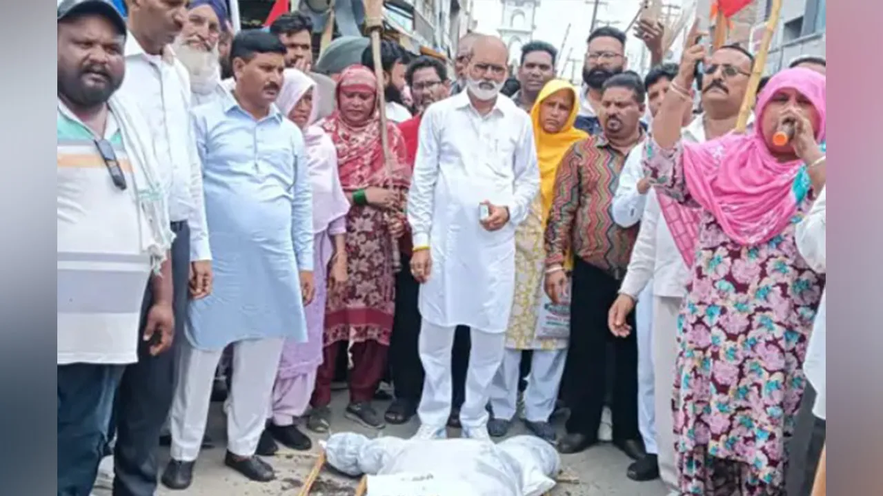 Moga Municipal Corporation: ਮੋਗਾ ਨਗਰ ਨਿਗਮ ਕਰਮਚਾਰੀਆਂ ਦੀ ਹੜਤਾਲ 16ਵੇਂ ਦਿਨ ਵੀ ਜਾਰੀ, ਪੰਜਾਬ ਸਰਕਾਰ ਖਿਲਾਫ਼ ਕੱਢਿਆ ਰੋਸ ਮਾਰਚ