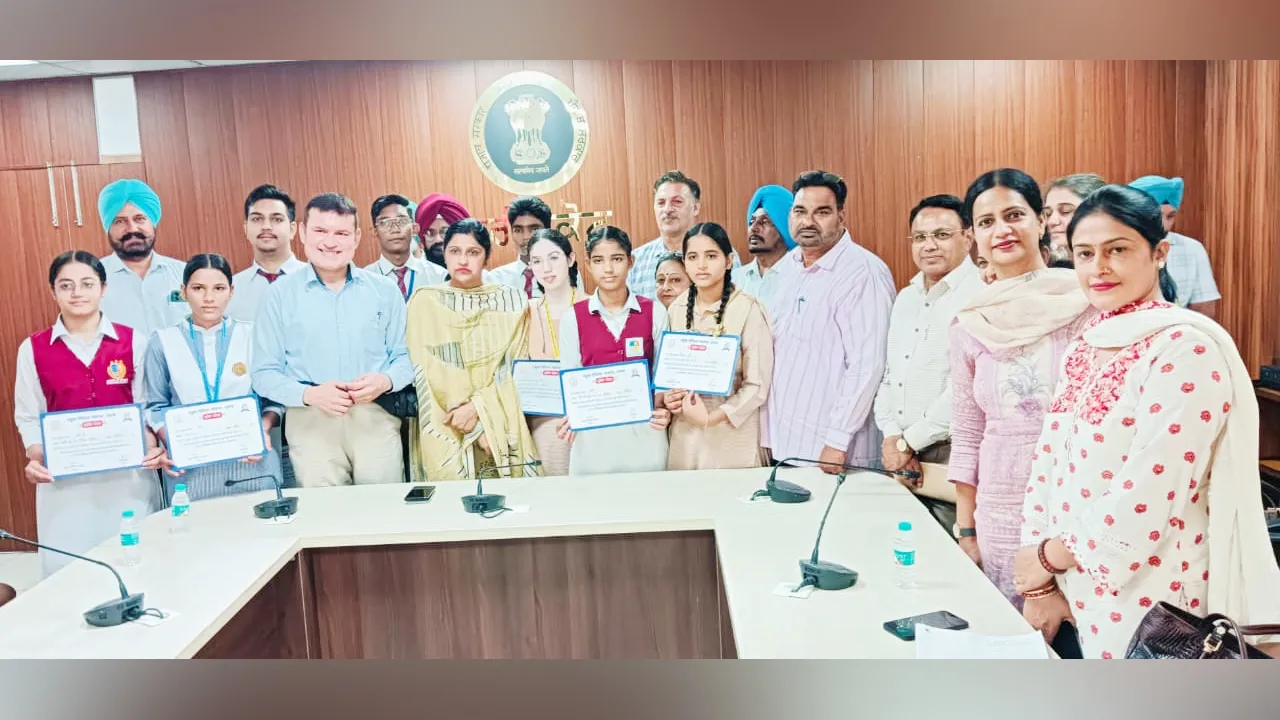 NEET Toppers: ਨੀਟ ਤੇ ਜੇਈਈ ’ਚ ਚਮਕੇ ਵਿਦਿਆਰਥੀ, ਡੀਸੀ ਨੇ ਕੀਤਾ ਸਨਮਾਨਿਤ