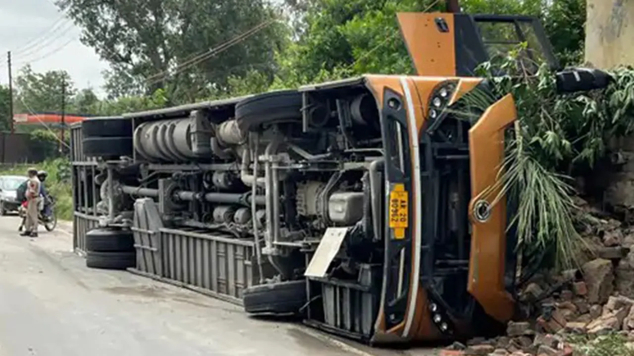 Pathankot Bus Accident: ਪਠਾਨਕੋਟ ਦੇ ਡਮਟਾਲ ’ਚ ਬੱਸ ਹਾਦਸਾਗ੍ਰਸਤ, 16 ਯਾਤਰੀ ਜ਼ਖਮੀ, ਦੋ ਦੀ ਹਾਲਤ ਗੰਭੀਰ