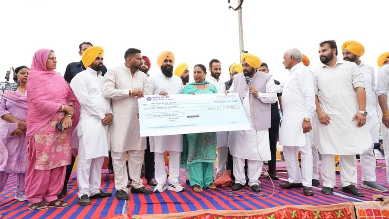 1000 RS Scheme in Punjab: ਅੱਜ ਔਰਤਾਂ ਦੇ ਫੋਨਾਂ 'ਤੇ ਬੈਂਕ ਖਾਤਿਆਂ ਤੋਂ ਆਉਣਗੇ ਨੋਟੀਫਿਕੇਸ਼ਨ, ਬੈਂਕ ਖੁੱਲ੍ਹਦਿਆਂ ਹੀ ਸਟਾਫ਼ ਨੇ ਤਿਆਰੀਆਂ ਕੀਤੀਆਂ ਸ਼ੁਰੂ