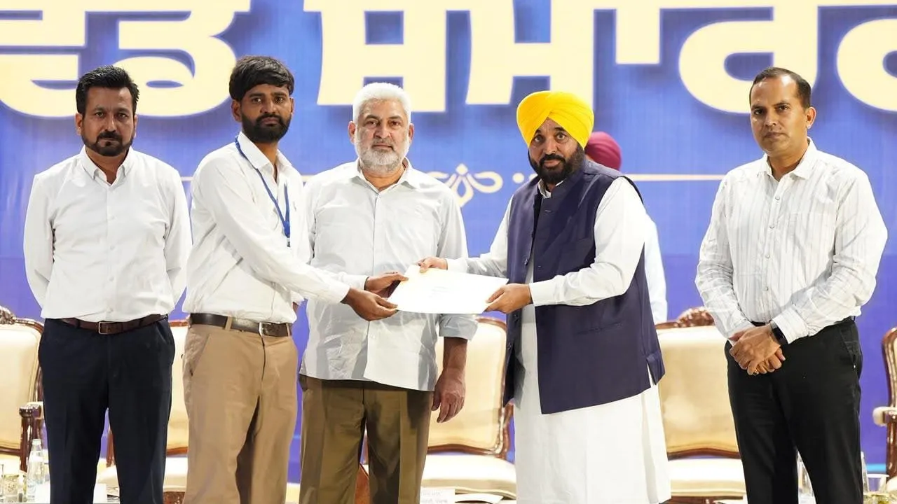 Punjab: ਮੁੱਖ ਮੰਤਰੀ ਮਾਨ ਨੇ ਵਣ ਵਿਭਾਗ ਦੇ 516 ਦਿਹਾੜੀਦਾਰ ਕਾਮਿਆਂ ਦੀਆਂ ਸੇਵਾਵਾਂ ਰੈਗੂਲਰ ਕੀਤੀਆਂ, ਰੈਗੂਲਰ ਹੋਏ ਕਰਮਚਾਰੀਆਂ ਨੂੰ ਸੌਂਪੇ ਨਿਯੁਕਤੀ ਪੱਤਰ