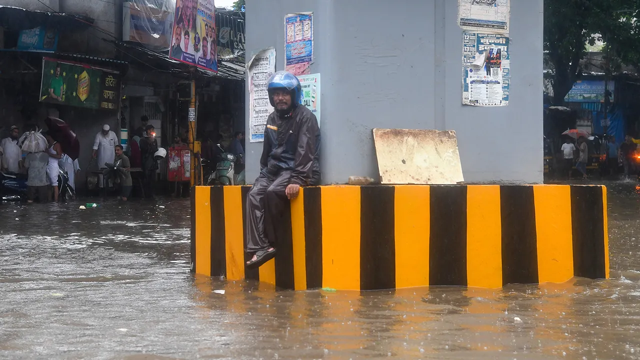 Rain: ਨਿੱਜੀ ਦਫ਼ਤਰਾਂ ਨੂੰ ‘ਵਰਕ ਫਰਾਮ ਹੋਮ’ ਕਰਨ ਦੀ ਸਲਾਹ, 16 ਰੇਲ ਗੱਡੀਆਂ ਰੱਦ