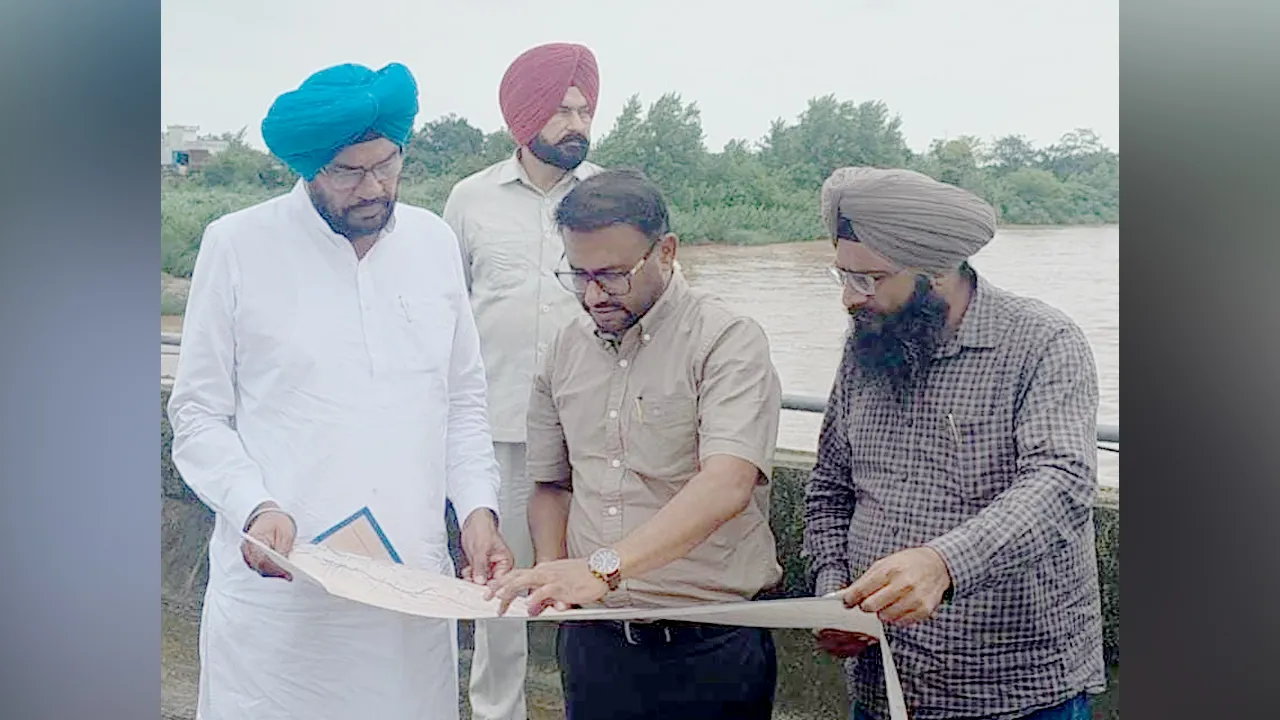 Ravi River Flood: ਰਾਵੀ ਦੇ ਹੜ੍ਹ ਤੋਂ ਪਹਿਲਾਂ ਧਾਲੀਵਾਲ ਨੇ ਕੀਤਾ ਬਿਰਾਜ ਬੰਨ੍ਹ ਦਾ ਦੌਰਾ